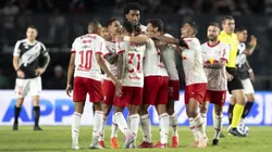 Isidro Pitta, jogador do Bragantino comemora seu gol com jogadores do seu time durante partida contra o Vasco no estadio Sao Januario pelo campeonato Brasileiro A 2025.