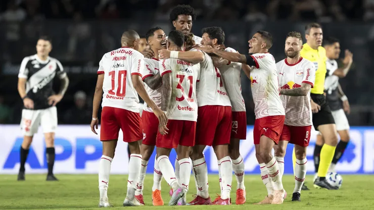 Isidro Pitta, jogador do Bragantino comemora seu gol com jogadores do seu time durante partida contra o Vasco no estadio Sao Januario pelo campeonato Brasileiro A 2025.