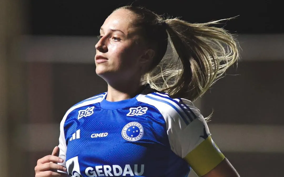 A defensora também brilha com a camisa e braçadeira de capitã das Cabulosas. Foto: Gustavo Martins/Cruzeiro