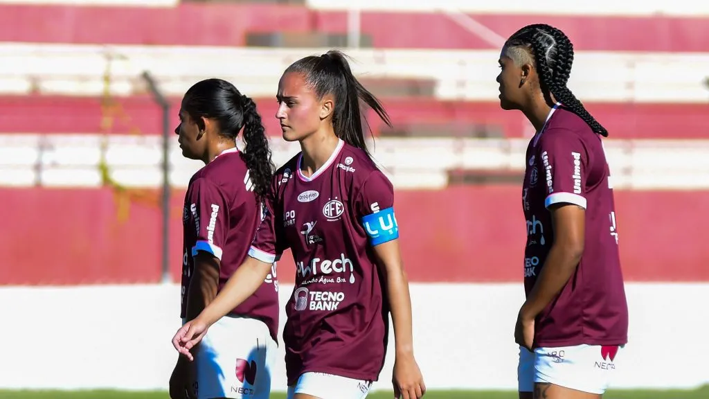Jogadoras do elenco feminino sub-20 da Ferroviária em campo