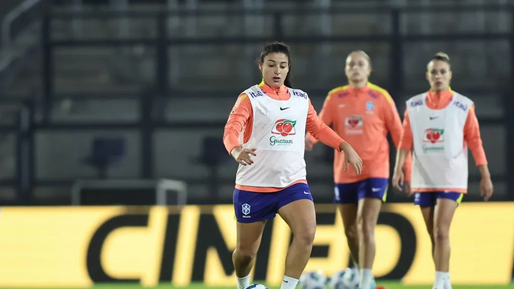 Duda Sampaio durante treino da Seleção Feminina em Bragança