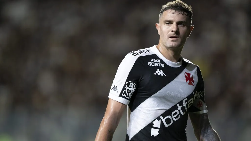 Vegetti defendendo o Vasco contra o Red Bull Bragantino – Foto: Jorge Rodrigues/AGIF