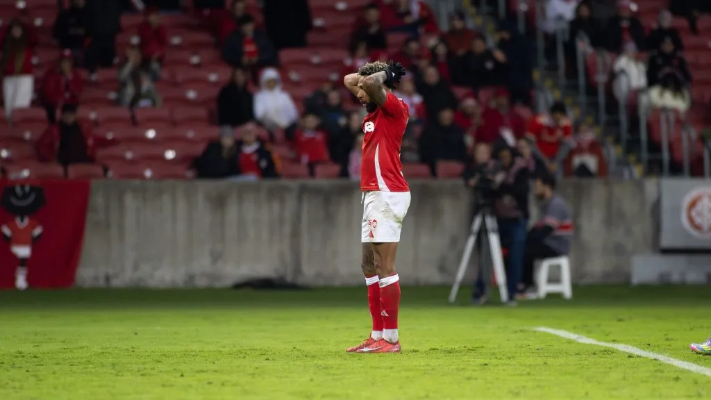 Wesley lamenta no confronto do Colorado frente ao Fluminense. Foto: Cristiano Junior/AGIF.