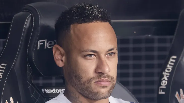 Neymar no banco de reservas durante jogo do Peixe.