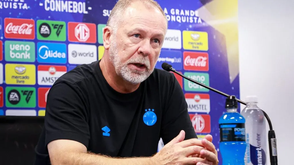 Mano Menezes durante entrevista coletiva. Foto: Maxi Franzoi/AGIF