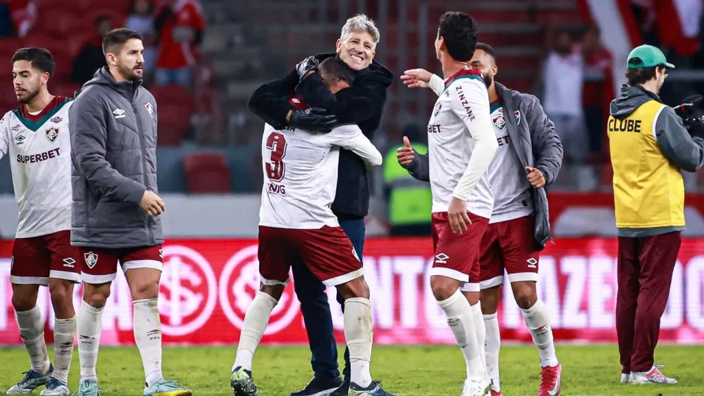 Jogadores do Fluminense comemoram vitória ao final da partida contra o Internacional no estádio Beira-Rio pelo campeonato Brasileiro A 2025. Foto: Maxi Franzoi/AGIF