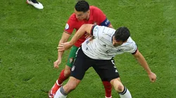 Cristiano Ronaldo divide bola com Mats Hummels em partida da Euro 2021. Foto: Associated Press / Alamy Stock Photo