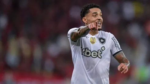 Gregore, jogador do Botafogo, durante partida contra o Flamengo, pelo Brasileirão Betano. Foto: Thiago Ribeiro/AGIF.