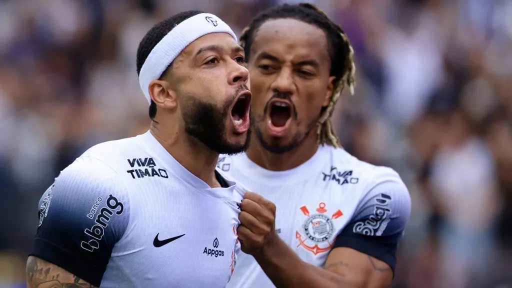 Memphis Depay e Carrillo comemorando gol. Foto: Marcello Zambrana/AGIF