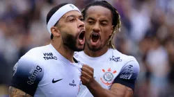 Memphis Depay e Carrillo comemorando gol. Foto: Marcello Zambrana/AGIF