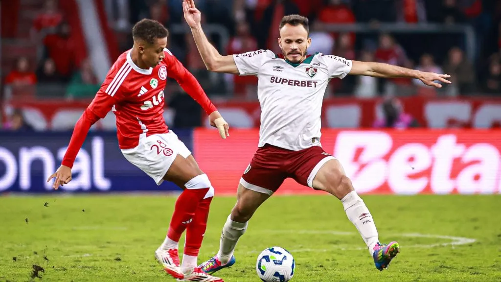 Vitinho jogador do Internacional disputa lance com Renê jogador do Fluminense durante partida no estádio Beira-Rio pelo campeonato Brasileiro A 2025. Foto: Maxi Franzoi/AGIF