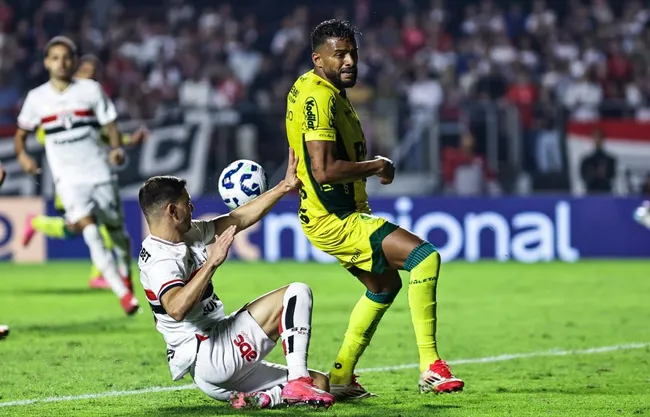 Reinaldo jogador do Mirassol durante partida contra o São Paulo no estádio Morumbis – Foto: Fabio Giannelli/AGIF