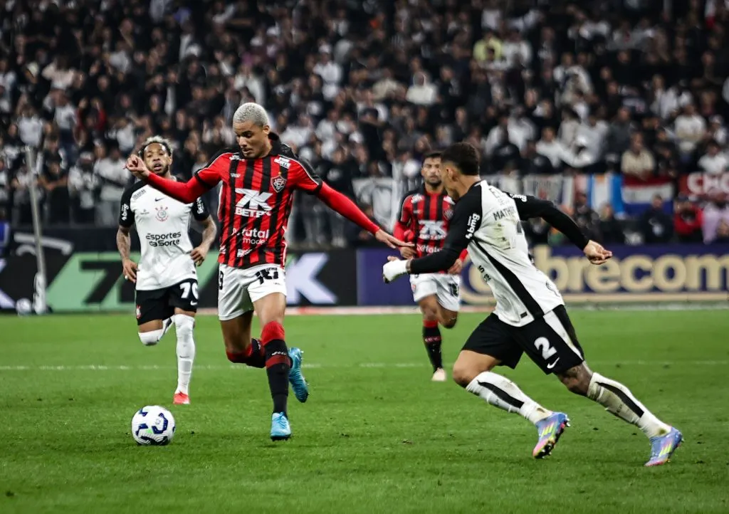 Matheuzinho durante o empate com o Vitória pelo Brasileirão. Foto: Fabio Giannelli/AGIF