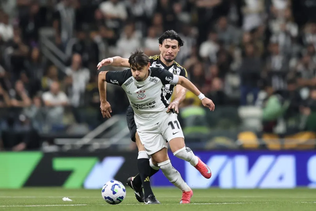 Junior Alonso jogador do Atletico-MG disputa lance com Angel Romero jogador do Corinthians durante partida no estadio Arena MRV pelo campeonato Brasileiro A 2025 – Foto: Gilson Lobo/AGIF