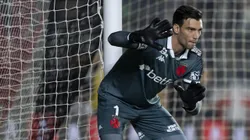 Léo Jardim vem salvando o Vasco em vários jogos - Foto: Jorge Rodrigues/AGIF