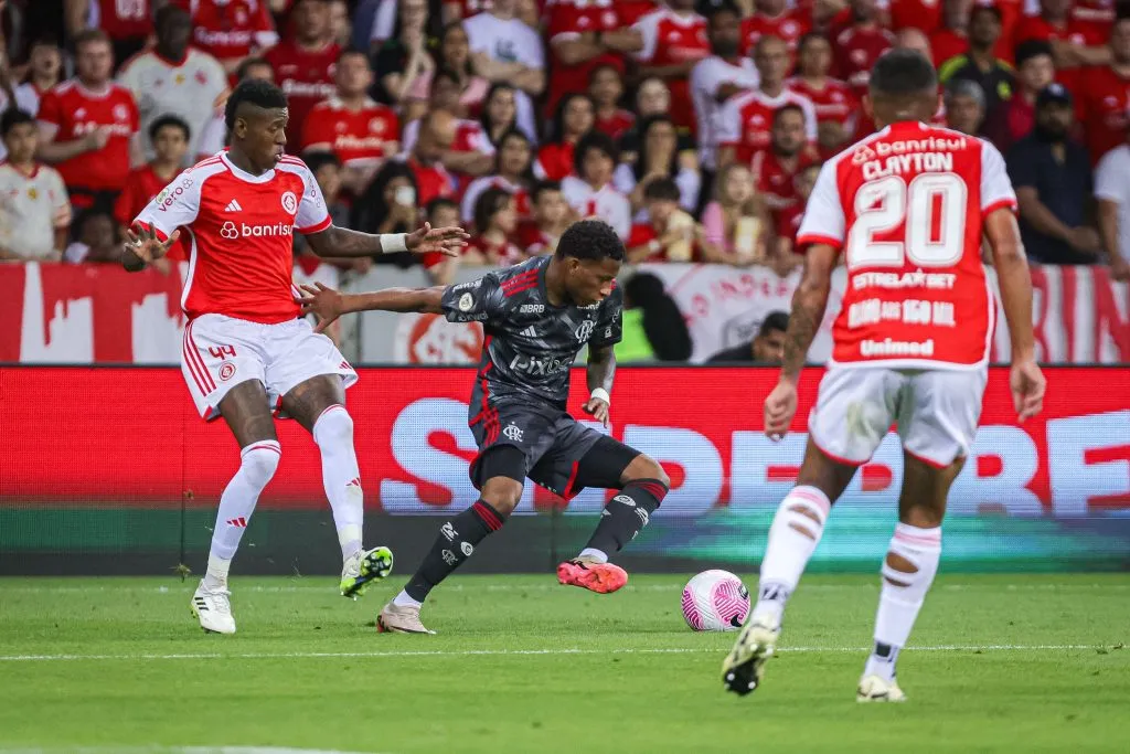 Plata, jogador do Flamengo durante partida contra o Internacional no estadio Beira-Rio pelo campeonato Brasileiro A 2024. Foto: Maxi Franzoi/AGIF
