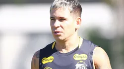 Soteldo durante treinamento no CT Rei Pelé.