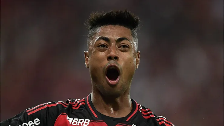 RJ - RIO DE JANEIRO - 01/06/2025 - BRASILEIRO A 2025, FLAMENGO X FORTALEZA - Bruno Henrique jogador do Flamengo durante partida contra o Fortaleza no estadio Maracana pelo campeonato Brasileiro A 2025.
