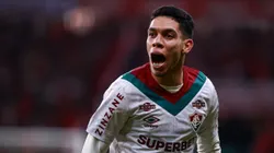 Paulo Baya, jogador do Fluminense, comemora seu gol durante partida contra o Internacional, pelo Brasileirão Betano. Foto: Maxi Franzoi/AGIF.