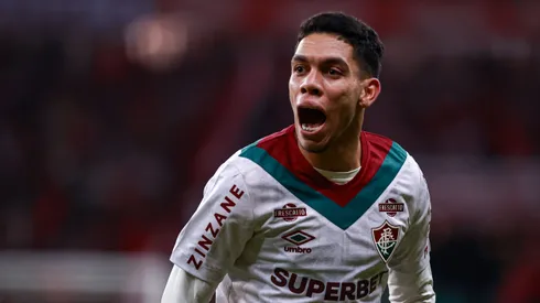Paulo Baya, jogador do Fluminense, comemora seu gol durante partida contra o Internacional, pelo Brasileirão Betano. Foto: Maxi Franzoi/AGIF.
