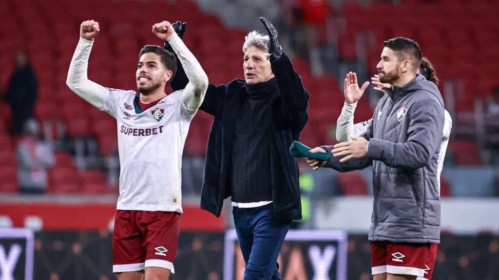 Atletas do Tricolor das Laranjeiras comemoram vitória ao final do jogo diante do Colorado. Foto: Maxi Franzoi/AGIF.