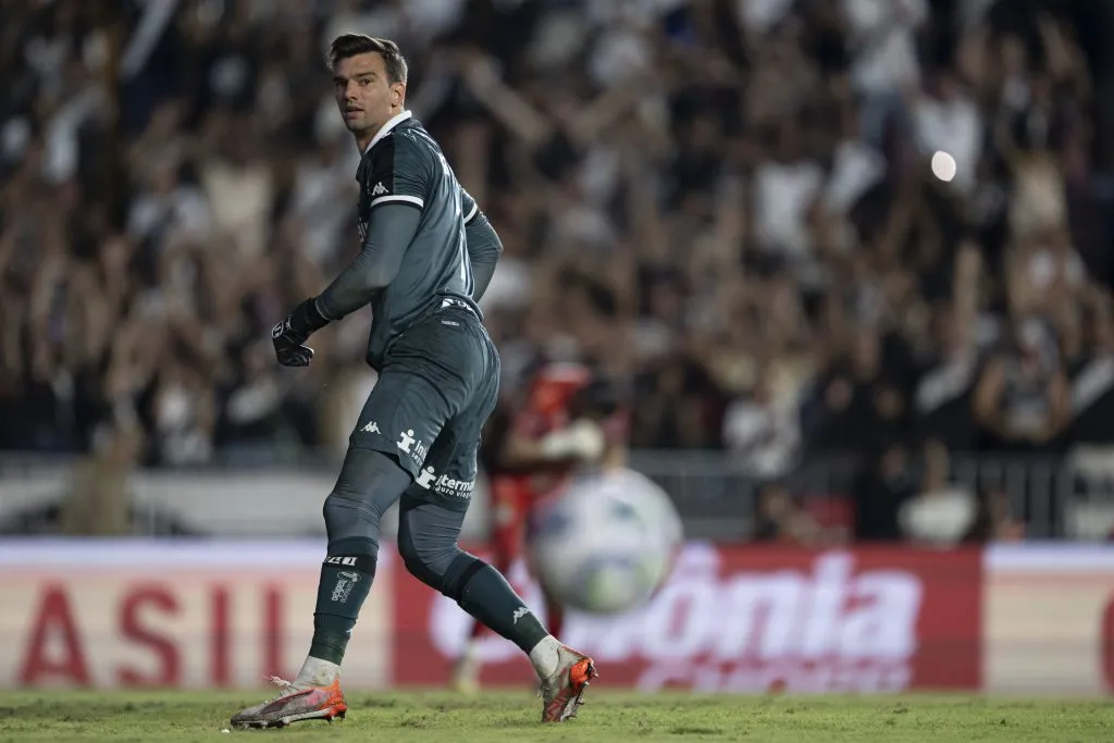 Léo Jardim recusa renovação com o Vasco e fica próximo de acordo com o Tricolor – Foto: Jorge Rodrigues/AGIF