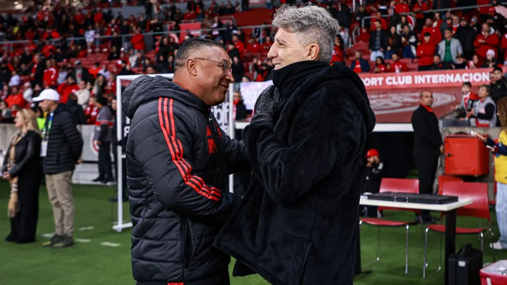 RS – PORTO ALEGRE – 01/06/2025 – BRASILEIRO A 2025, INTERNACIONAL X FLUMINENSE – Roger Machado tecnico do Internacional cumprimenta Renato Portaluppi tecnico do Fluminense antes da partida contra o Fluminense no estadio Beira-Rio pelo campeonato Brasileiro A 2025. Foto: Maxi Franzoi/AGIF