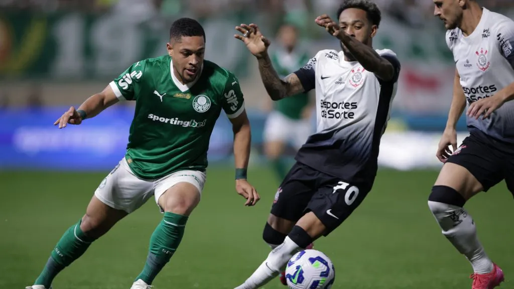 Victor Roque em ação pelo Palmeiras no último clássico contra o Corinthians – Foto: Ettore Chiereguini/AGIF