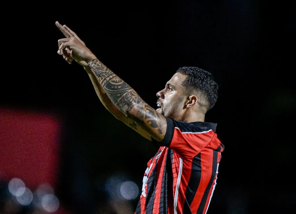 BA – SALVADOR – 06/04/2025 – BRASILEIRO A 2025, VITORIA X FLAMENGO –  Wellington Rato jogador do Vitoria comemora seu gol durante partida contra o Flamengo no estadio Barradao pelo campeonato Brasileiro A 2025. Foto: Jhony Pinho/AGIF