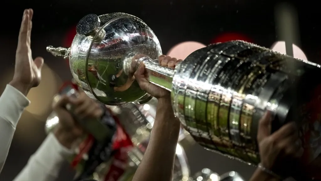 Troféu da CONMEBOL Libertadores. Foto: Jorge Rodrigues/AGIF.