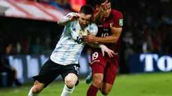Lionel Messi sob pressão em partida diante da Venezuela. Foto: ZUMA Press, Inc. / Alamy Stock Photo