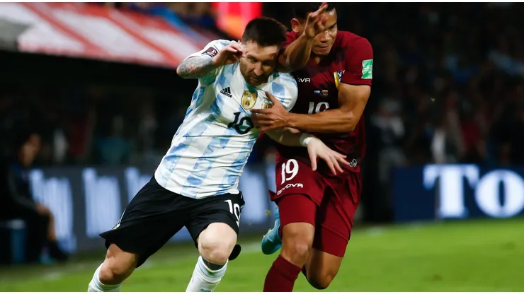 Lionel Messi sob pressão em partida diante da Venezuela. Foto: ZUMA Press, Inc. / Alamy Stock Photo