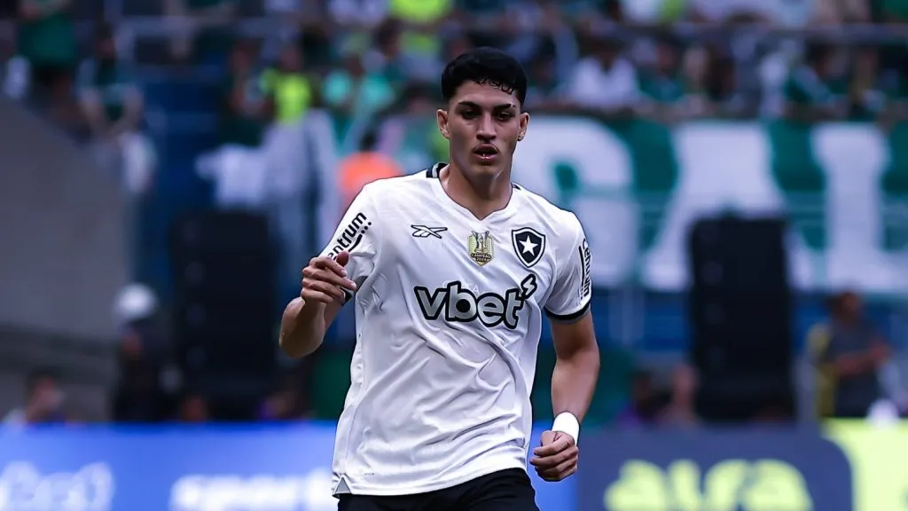 Foto: Fabio Giannelli/AGIF – Zagueiro Jair e o lateral Cuiabano estão vendidos no Botafogo e vão jogar com Igor Jesus na Inglaterra.