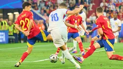Kylian Mbappé busca chute em partida da Euro diante da Espanha. Foto: ddp media GmbH / Alamy Stock Photo