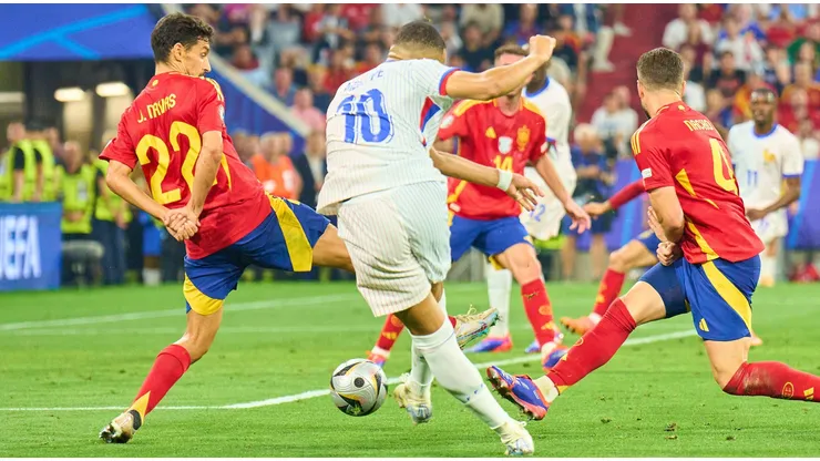 Kylian Mbappé busca chute em partida da Euro diante da Espanha. Foto: ddp media GmbH / Alamy Stock Photo