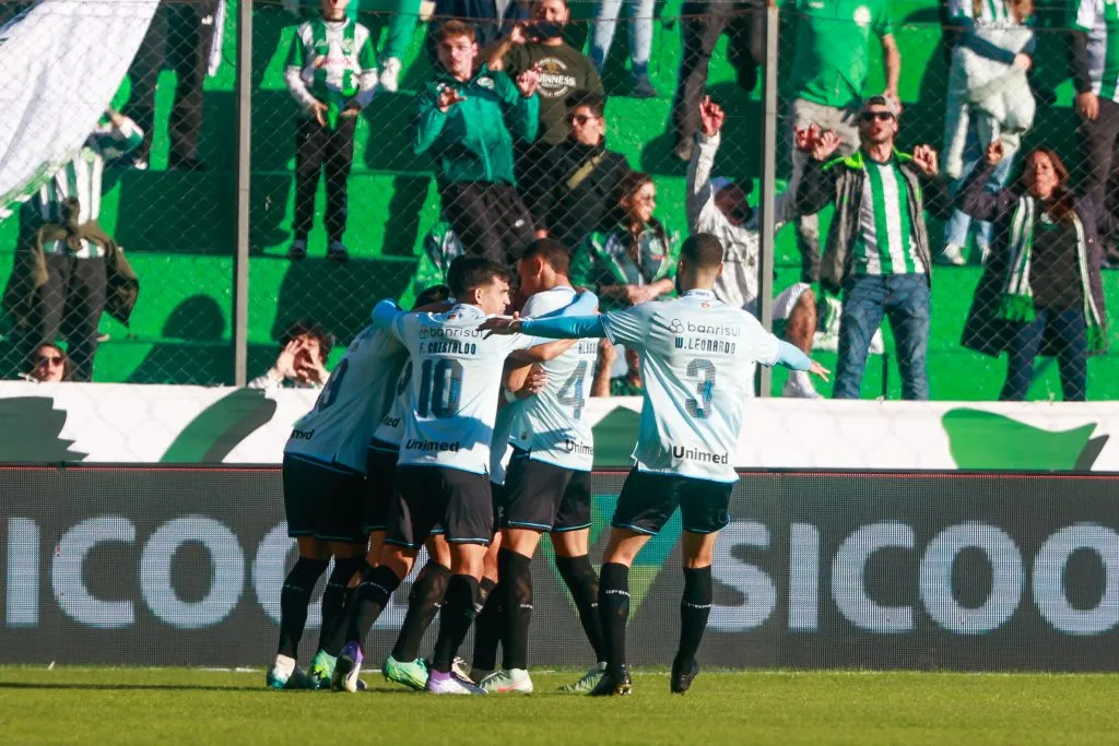 Braithwaite, jogador do Grêmio, comemora seu gol com jogadores do seu time durante partida contra o Juventude no estadio Alfredo Jaconi pelo campeonato Brasileiro A 2025. Foto: Luiz Erbes/AGIF