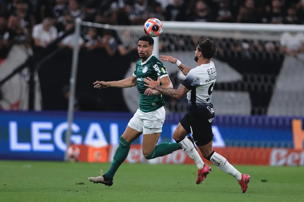 Yuri Alberto jogador do Corinthians disputa lance com Murilo jogador do Palmeiras durante partida no estadio Arena Corinthians pelo campeonato Paulista 2025. Foto: Ettore Chiereguini/AGIF