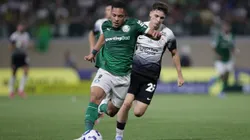Vitor Roque jogador do Palmeiras disputa lance com Breno Bidon jogador do Corinthians - Foto: Ettore Chiereguini/AGIF