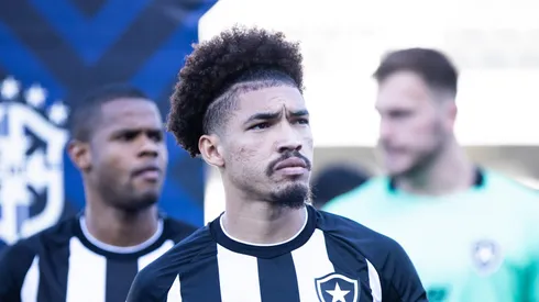 Adryelson em campo com a camisa do Botafogo.