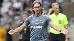 Treinador Luís Zubeldía tem prejudicado o São Paulo quando não está no comando técnico