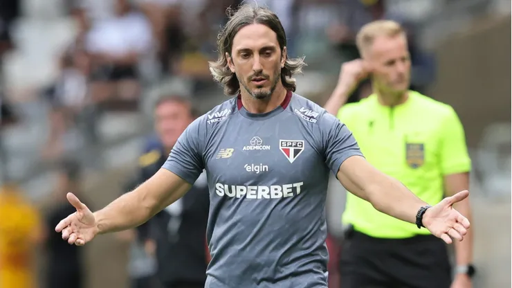 Treinador Luís Zubeldía tem prejudicado o São Paulo quando não está no comando técnico