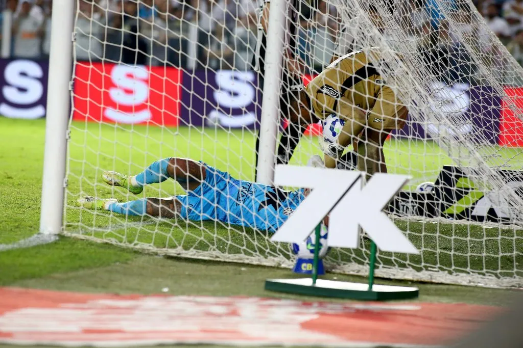 Neymar em lance que originou sua expulsão em Santos x Botafogo – Foto: Mauricio De Souza/AGIF