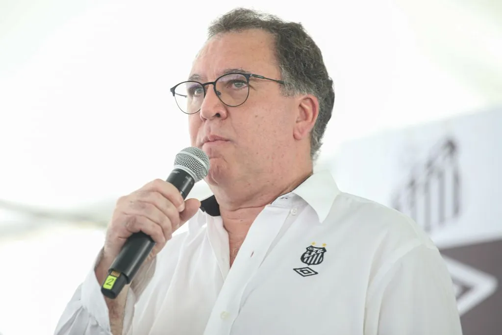 SP – SAO PAULO – 13/09/2024 – SANTOS, LANCAMENTO DO TERCEIRO UNIFORME DO SANTOS F.C. – Marcelo Teixeira presidente do Santos durante lancamento do terceiro uniforme no estadio Paulo Machado de Carvalho, no bairro do Pacaembu, em Sao Paulo, nesta sexta-feira (13).  Foto: Reinaldo Campos/AGIF