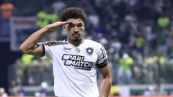 Zagueiro comemora gol diante do Palmeiras