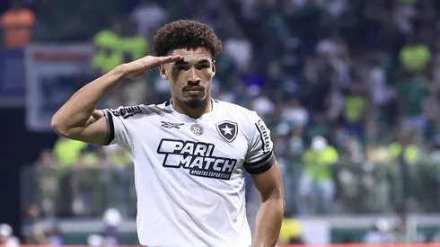 Zagueiro comemora gol diante do Palmeiras