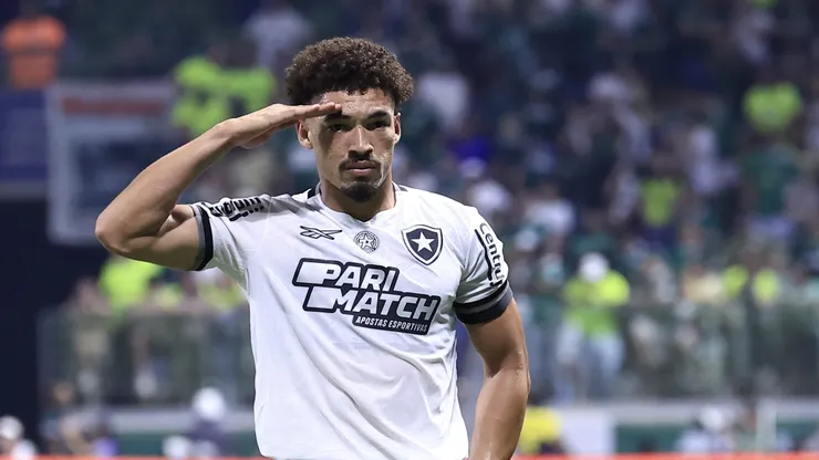Zagueiro comemora gol diante do Palmeiras