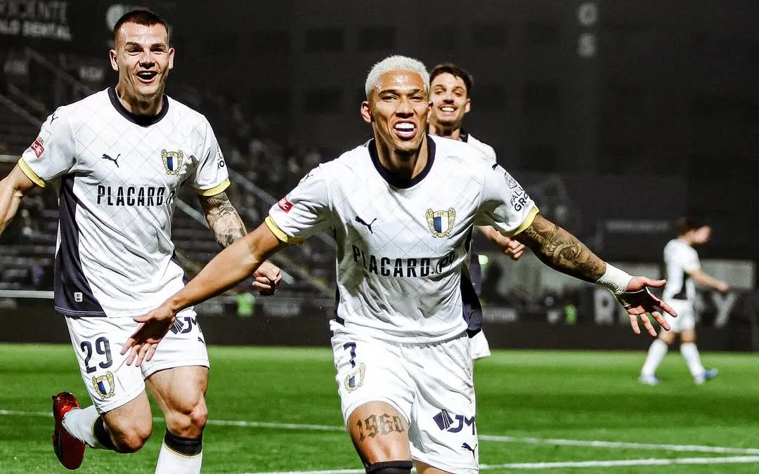 Sorriso, marcou seu primeiro gol com a camisa do Famalicão no dia 10 de fevereiro de 2024, em sua estreia pelo clube. Foto: Reprodução Instagram/Famelicão; vinisorriso77