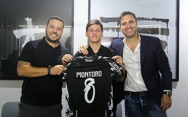 Montoro chegou ao Rio nesta terça-feira, realizou exames no DM do clube e assinou o contrato com o Botafogo até final de 2029. Foto: Henrique Lima/ BFR