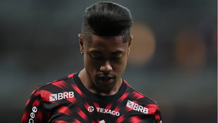 Bruno Henrique durante aquecimento antes de partida entre Cruzeiro e Flamengo, no Mineirão, pelo Brasileirão.
