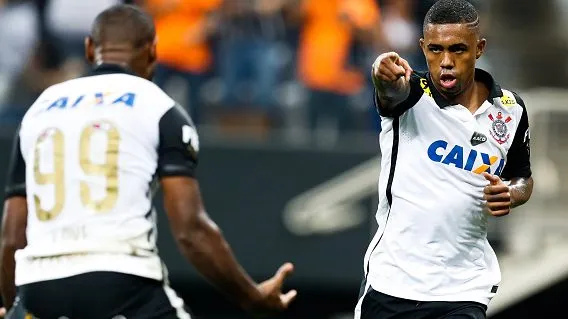 Malcom comemorando com Vagner Love. Foto: Alexandre Schneider/Getty Images